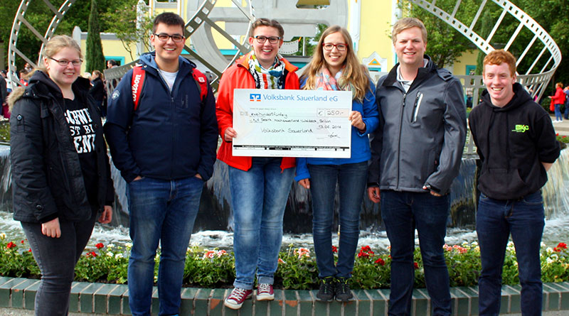 Volksbank Sauerland spendet 250 Euro für die Jugendarbeit der KjG