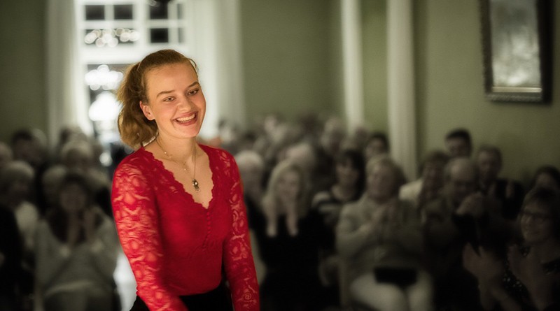 Supertalent Elisabeth Brauß am Flügel eröffnet die Konzertreihe auf Gut Glindfeld
