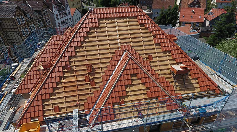 Energetische Gebäudesanierung: Dachdecker stehen bereit