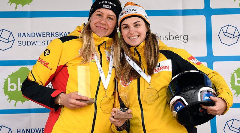 Kim Kalicki und Kira Lipperheide auf dem Siegertreppchen.