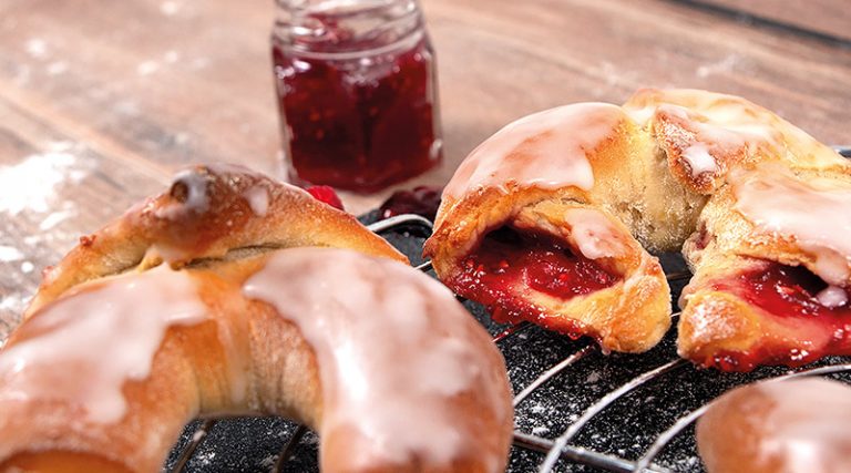 Selbstgemachte süße Kartoffelhörnchen mit Marmeladenherz