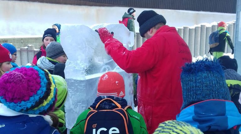 Eisschnitzer Joachim Knorra begeistert die jüngsten Zuschauer