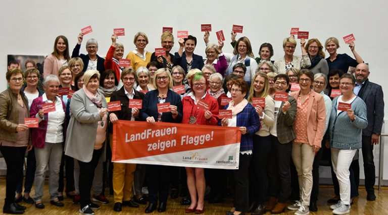 Landfrauen zeigen Flagge