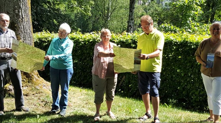 WTW - Andreas Althaus, Ursula Schüngel, Edeltraud Müller, Bernhard Mause und Susanne Kleinsorge mit der neuen Wanderkarte