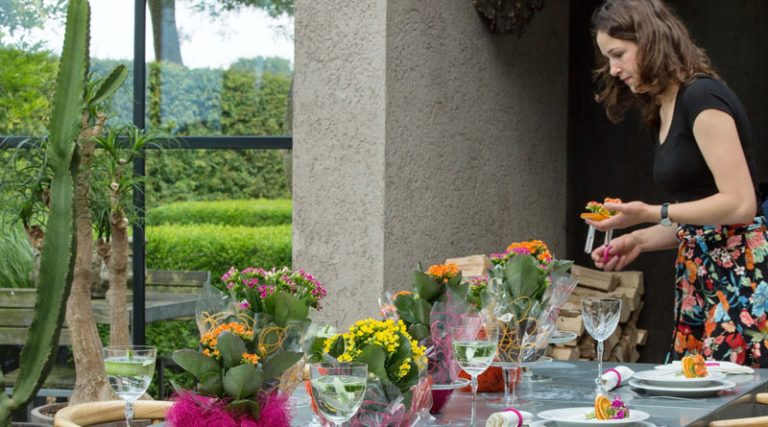 Auch für eine Tafel unter freiem Himmel sind Blumen der schönste Schmuck: Für das Leben draußen eignen sich beispielsweise auch blühende Topfpflanzen wie die Kalanchoë hervorragend