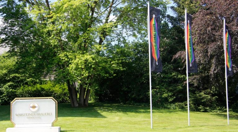 Regenbogen Fahnen bei der Warsteiner