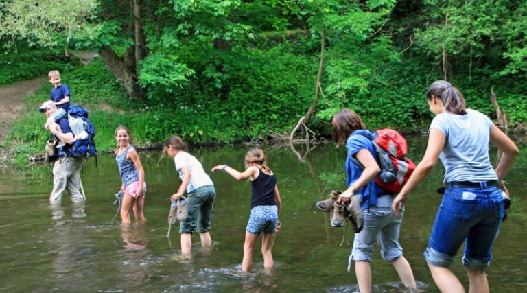 Familie bei Flussdurchquerung