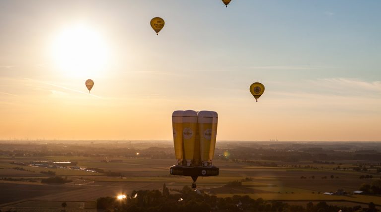 Cheers: 6 Gigantische Biertulpen am Himmel