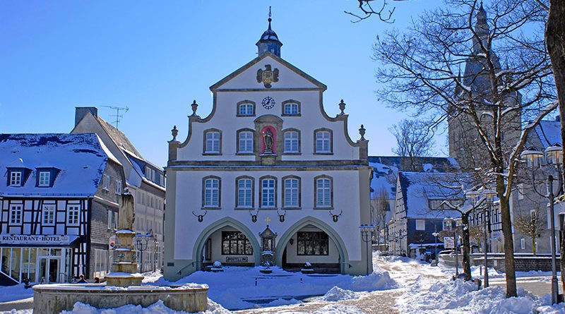 Briloner Rathaus im Schnee