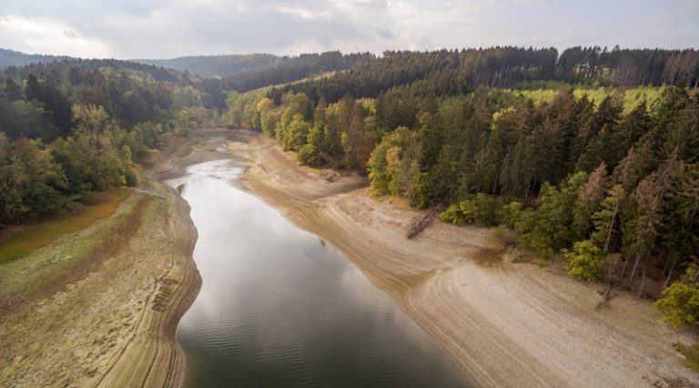 Trockengefallene Uferbereiche der Möhnetalsperre