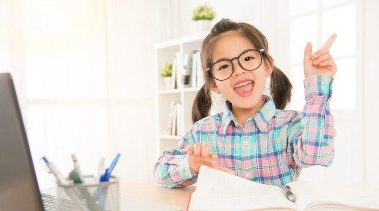 Schulkind mit Brille beim lernen