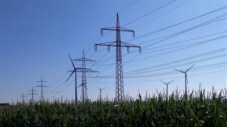 Hochvoltleitung und Windräder in Brilons Norden