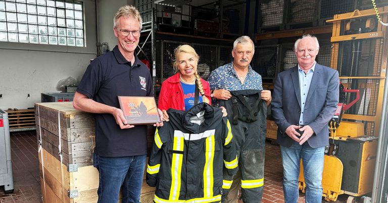 Feuerwehr Winterberg spendet Schutzkleidung fuer Ukraine