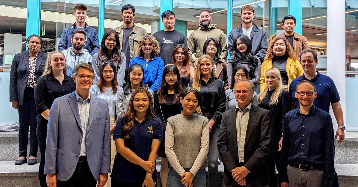 Studierende der University of the Thai Chamber of Commerce zu Gast in Meschede: Gruppenfoto mit den Gastgebern Prof. Dr. Elmar Holschbach (vorne links), Dekan Prof. Dr. Wolfgang Wiest (vorne, 2. von rechts) und Prof. Dr. Stefan Lier (vorne rechts) …