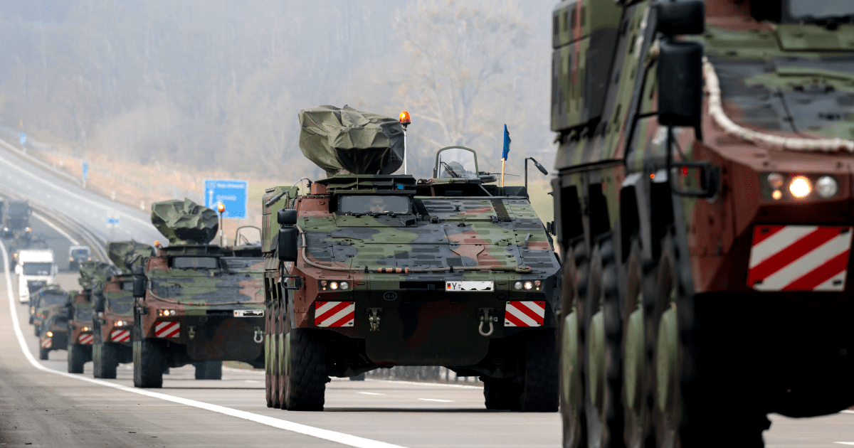 Bundeswehrkonvoi auf Autobahn