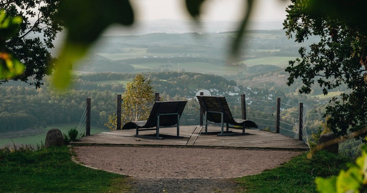 Auf den bequemen Waldsofas können die Wandernden ihre Pause bei bester Sicht genießen. © Lara König